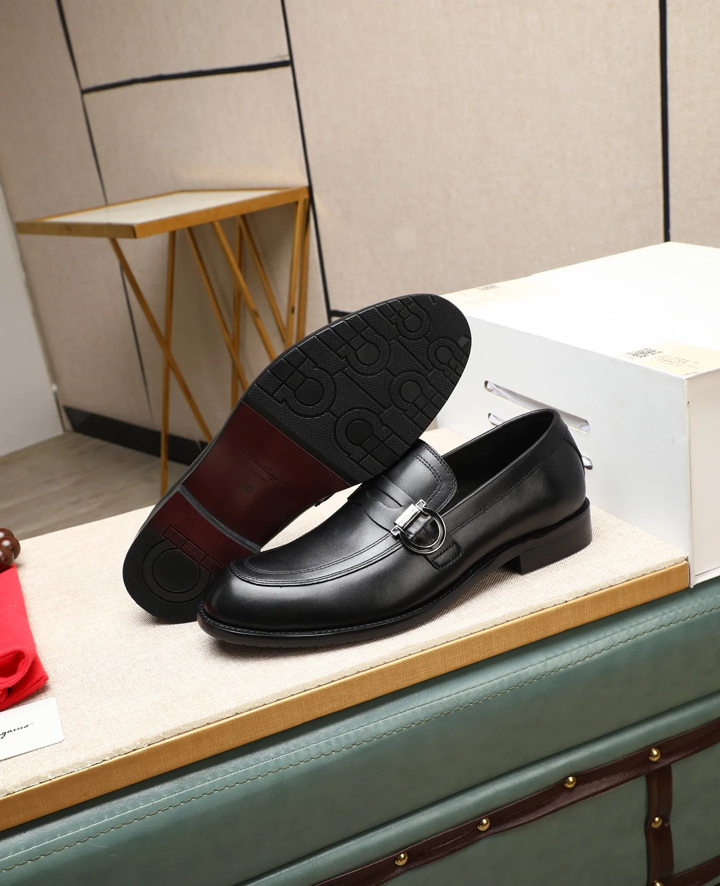 Men's shoes 💰560 📛📛(water-dyed cow lining) Salvatore Ferragamo high-end (Salvatore Ferragamo) is the world's top luxury footwear brand. It comes from the fashion kingdom of Italy. It is famous all over the world for its traditional handmade design and novel styles... 🚶🏻🚶🏻New suit shoes are available simultaneously at the counter. This model is made of pure handmade imported Italian calfskin fabric ➕soft water-dyed cowhide lining Original authentic outsole🌀🌀Size: 38➖44 (45 46 customized)
